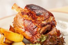 codillo-de-cerdo-asado-con-patatas codillo-de-cerdo-asado-con-patatas